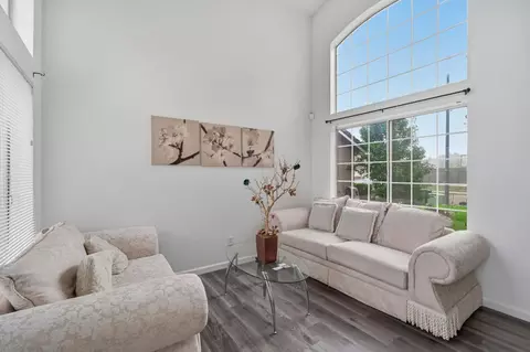 Living - 521 SW Leamon St, Tracy, CA 95376 photo 2 of 4