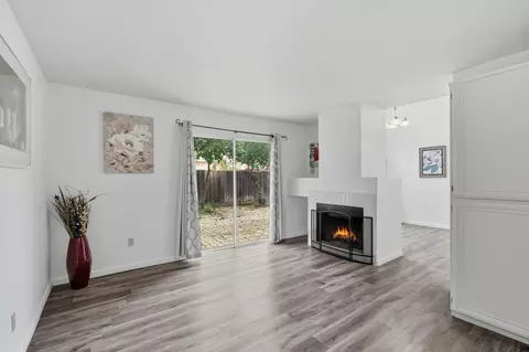 Living - 521 SW Leamon St, Tracy, CA 95376 photo 3 of 4