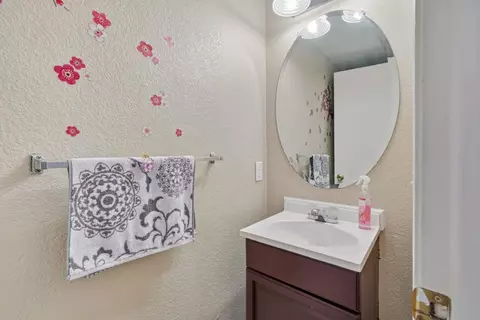 Bath - 521 SW Leamon St, Tracy, CA 95376 photo 1 of 3