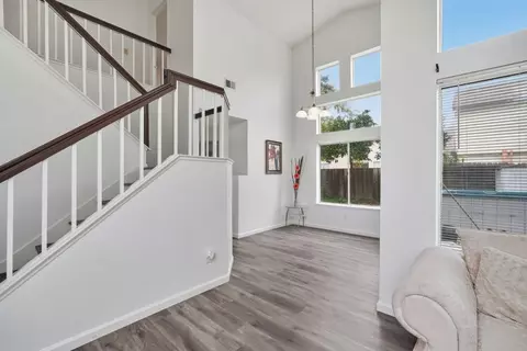 Entry Way - 521 SW Leamon St, Tracy, CA 95376 photo 3 of 4