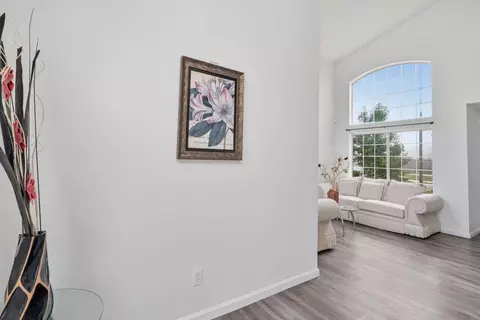 Entry Way - 521 SW Leamon St, Tracy, CA 95376 photo 2 of 4