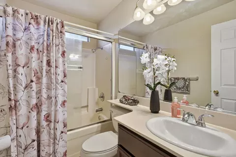 Bath - 521 SW Leamon St, Tracy, CA 95376 photo 2 of 3