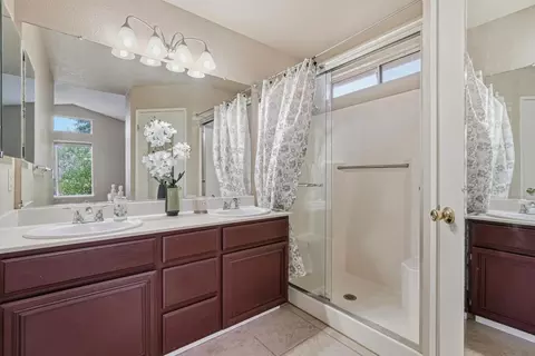 Bath - 521 SW Leamon St, Tracy, CA 95376 photo 3 of 3