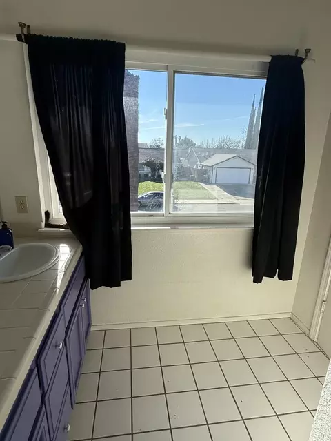Bath - 1265 Brentwood Ave, Gustine, CA 95322 photo 5 of 8