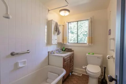 Bath - 27415 Schulte Rd, Carmel, CA 93923 photo 1 of 1