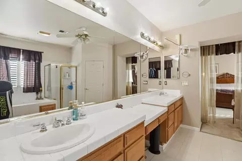 Bath - 946 Martiri Ct, Gilroy, CA 95020 photo 2 of 2