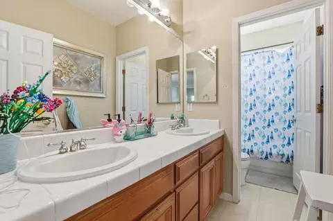 Bath - 946 Martiri Ct, Gilroy, CA 95020 photo 1 of 2