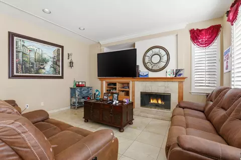 Living - 946 Martiri Ct, Gilroy, CA 95020 photo 3 of 3