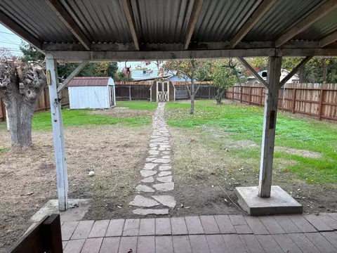 Exterior - 1441 W 20th St, Merced, CA 95340 photo 2 of 3