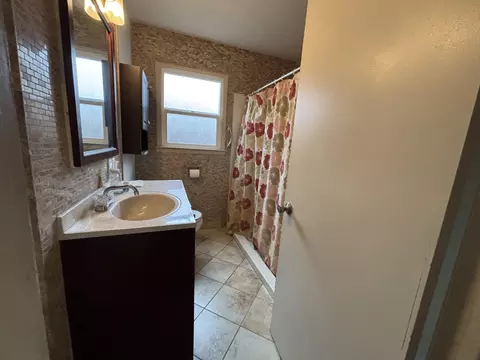 Bath - 1441 W 20th St, Merced, CA 95340 photo 1 of 2