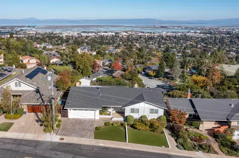 1033 Hewitt Dr, San Carlos, CA 94070