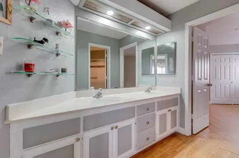 Bath - 559 Topley Ct, Vallejo, CA 94591 photo 2 of 3