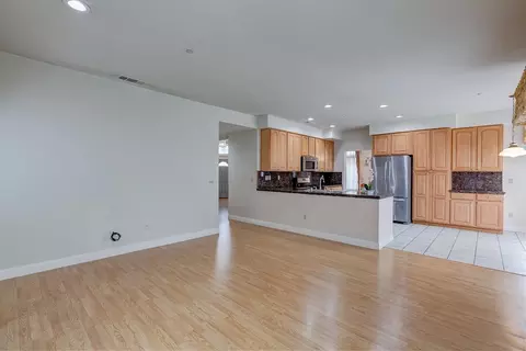 Living - 559 Topley Ct, Vallejo, CA 94591 photo 3 of 4