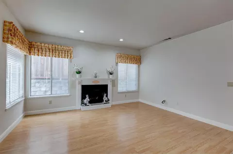 Living - 559 Topley Ct, Vallejo, CA 94591 photo 2 of 4