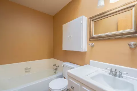 Bath - 826 Central Ave, Salinas, CA 93901 photo 2 of 2
