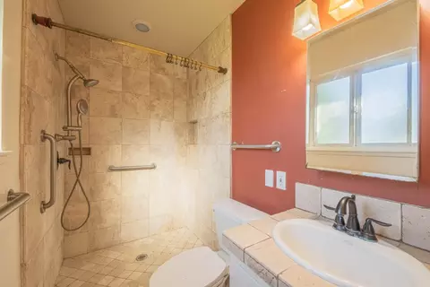 Bath - 826 Central Ave, Salinas, CA 93901 photo 1 of 2