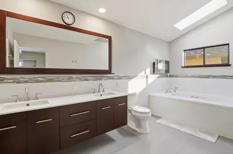 Bath - 7460 Miller Ave, Gilroy, CA 95020 photo 3 of 4