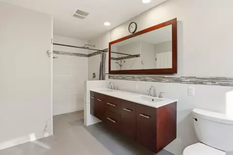 Bath - 7460 Miller Ave, Gilroy, CA 95020 photo 4 of 4
