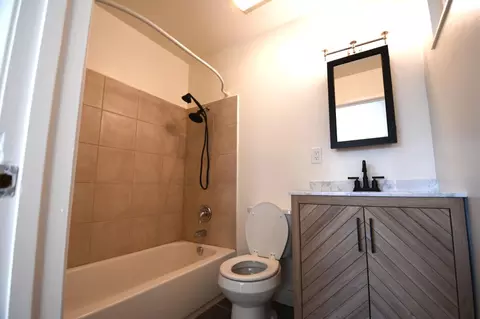 Bath - 522 E Alvin Dr, Salinas, CA 93906 photo 2 of 4