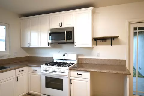 Kitchen - 522 E Alvin Dr, Salinas, CA 93906 photo 3 of 7