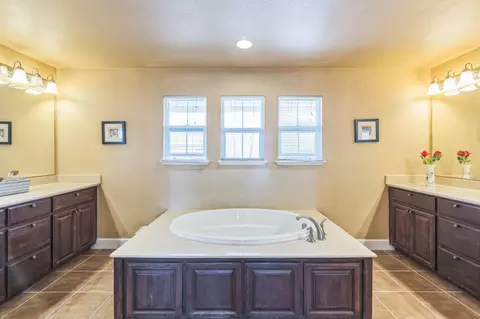 Bath - 1512 Marigold Dr, Patterson, CA 95363 photo 1 of 1