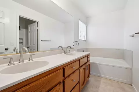 Bath - 1672 Bailey Dr, Ripon, CA 95366 photo 2 of 5