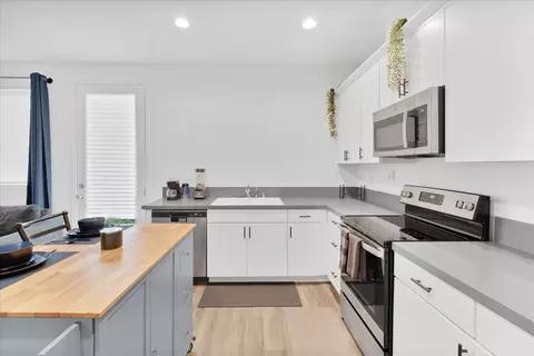 Kitchen - 851 Mora Cir, Soledad, CA 93960 photo 4 of 4