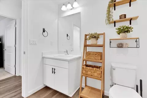 Bath - 851 Mora Cir, Soledad, CA 93960 photo 2 of 3