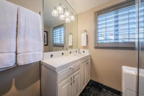 Bath - 247 Oak St, Salinas, CA 93901 photo 5 of 6