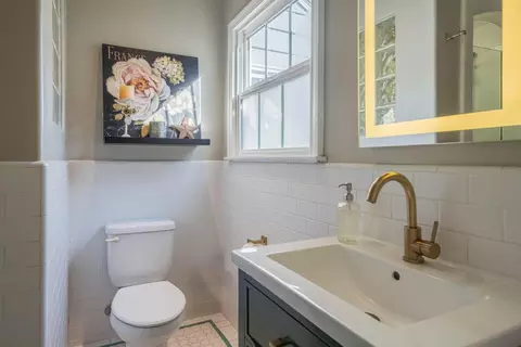 Bath - 247 Oak St, Salinas, CA 93901 photo 1 of 6