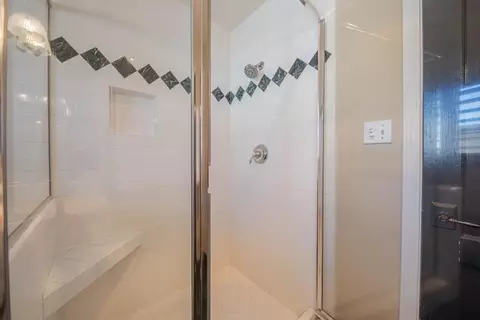 Bath - 247 Oak St, Salinas, CA 93901 photo 6 of 6