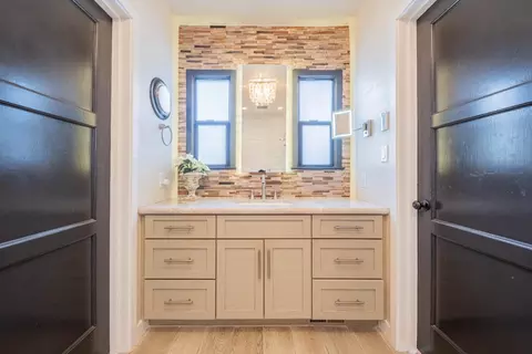 Bath - 247 Oak St, Salinas, CA 93901 photo 3 of 6