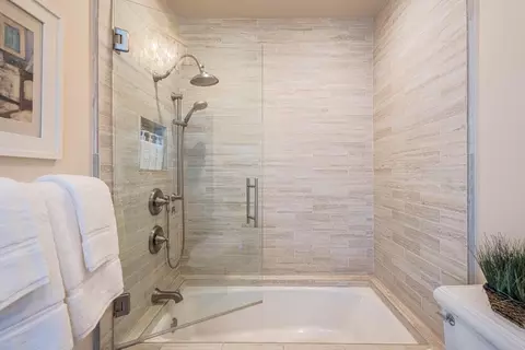 Bath - 247 Oak St, Salinas, CA 93901 photo 4 of 6