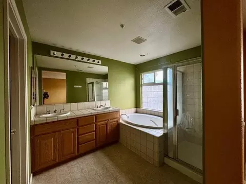 Bath - 1918 Bradbury St, Salinas, CA 93906 photo 1 of 3