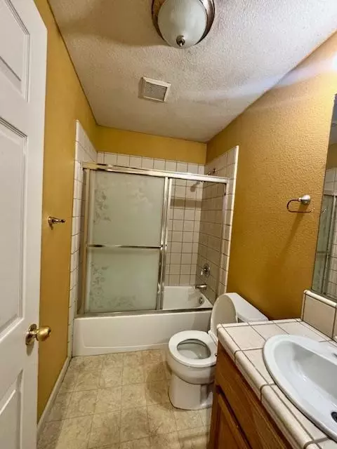 Bath - 1918 Bradbury St, Salinas, CA 93906 photo 2 of 3