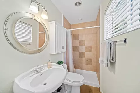 Bath - 1050 Yosemite Dr, Pacifica, CA 94044 photo 2 of 8