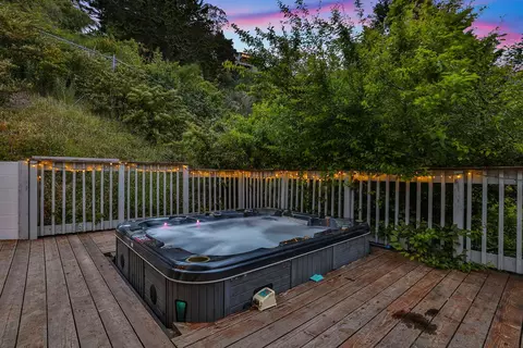 Exterior - 1050 Yosemite Dr, Pacifica, CA 94044 photo 7 of 15