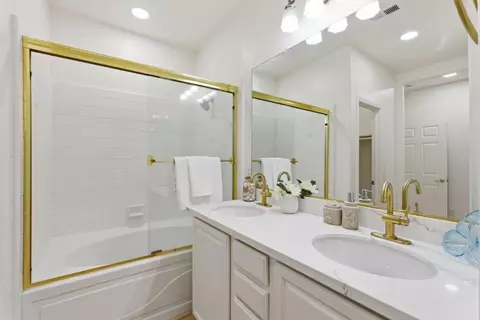 Bath - 9190 Avezan Way, Gilroy, CA 95020 photo 2 of 2