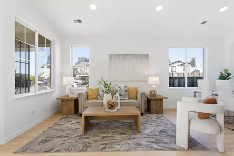 Living - 9190 Avezan Way, Gilroy, CA 95020 photo 2 of 5