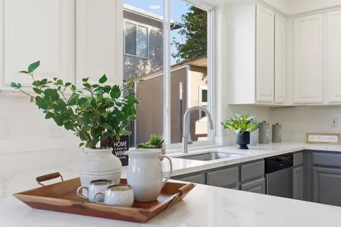 Kitchen - 9190 Avezan Way, Gilroy, CA 95020 photo 2 of 4