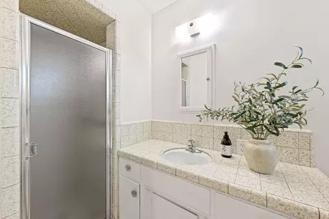 Bath - 751 W 6th St, Gilroy, CA 95020 photo 2 of 2