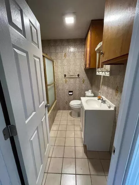 Bath - 110 Toro Ave, Salinas, CA 93905 photo 1 of 3
