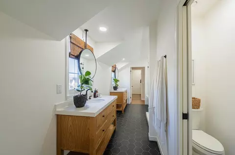Bath - 202 Pine St, Salinas, CA 93901 photo 5 of 10