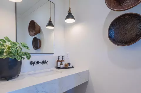 Bath - 202 Pine St, Salinas, CA 93901 photo 1 of 10