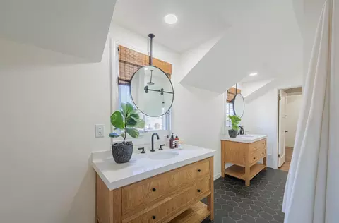 Bath - 202 Pine St, Salinas, CA 93901 photo 6 of 10