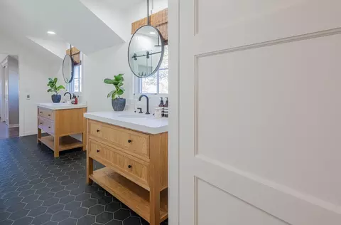 Bath - 202 Pine St, Salinas, CA 93901 photo 10 of 10