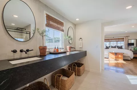 Bath - 202 Pine St, Salinas, CA 93901 photo 2 of 10