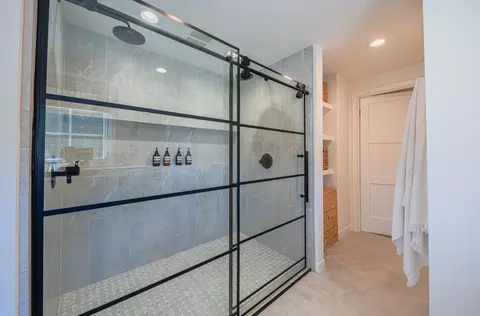 Bath - 202 Pine St, Salinas, CA 93901 photo 3 of 10