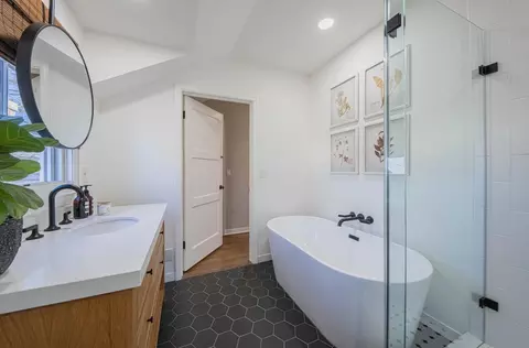 Bath - 202 Pine St, Salinas, CA 93901 photo 8 of 10