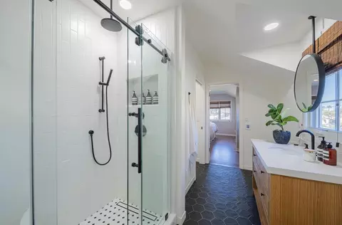Bath - 202 Pine St, Salinas, CA 93901 photo 7 of 10